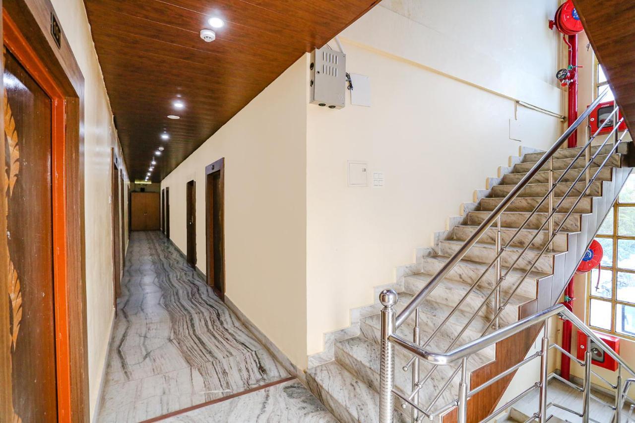 ורנאסי Fabhotel Shivam Palace מראה חיצוני תמונה