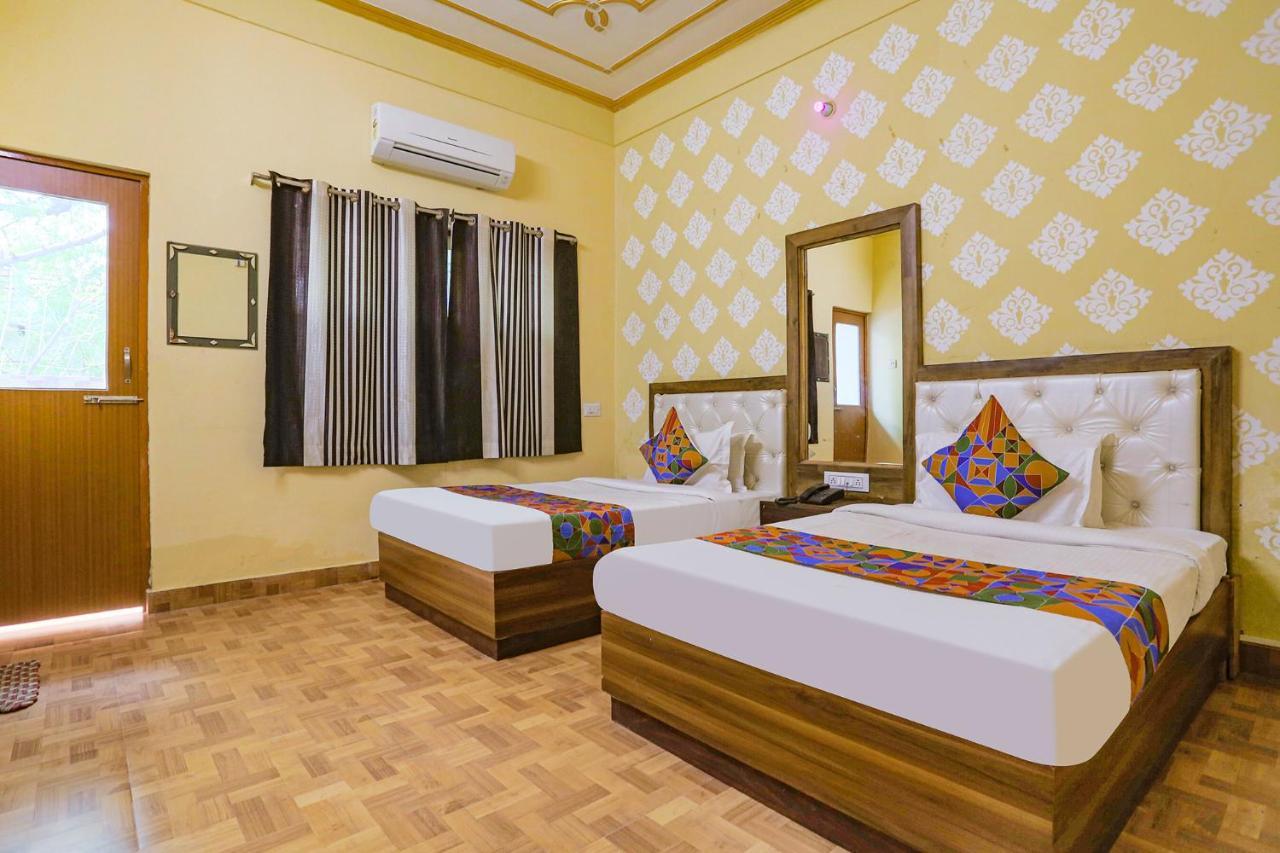 ורנאסי Fabhotel Shivam Palace מראה חיצוני תמונה